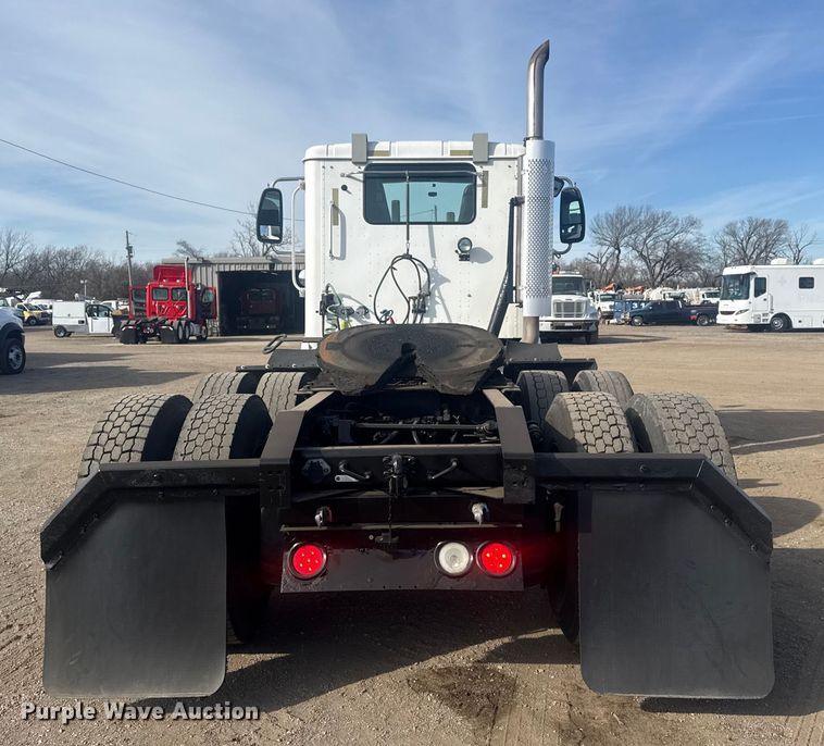 image for item EG2000 2006 International 9400i semi truck