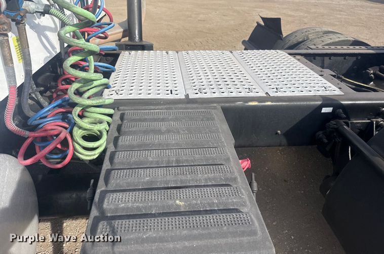 image for item EG2000 2006 International 9400i semi truck