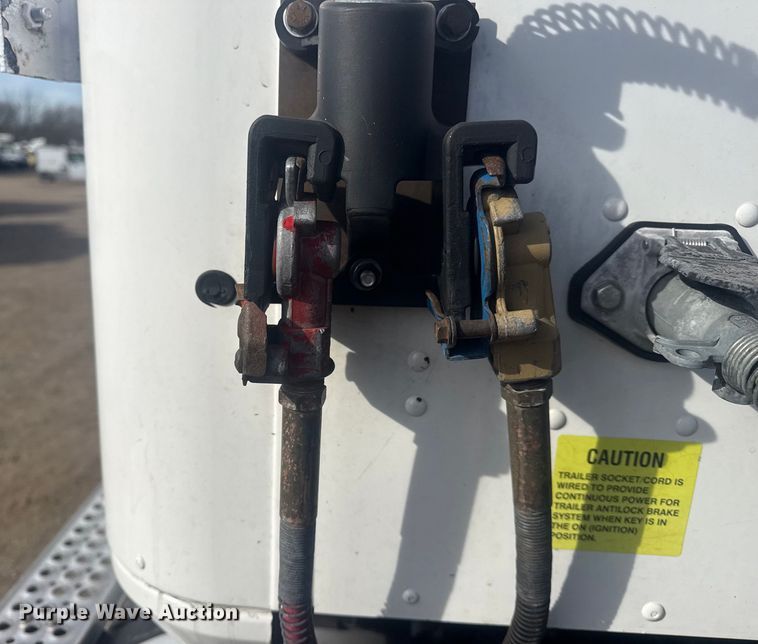 image for item EG2000 2006 International 9400i semi truck