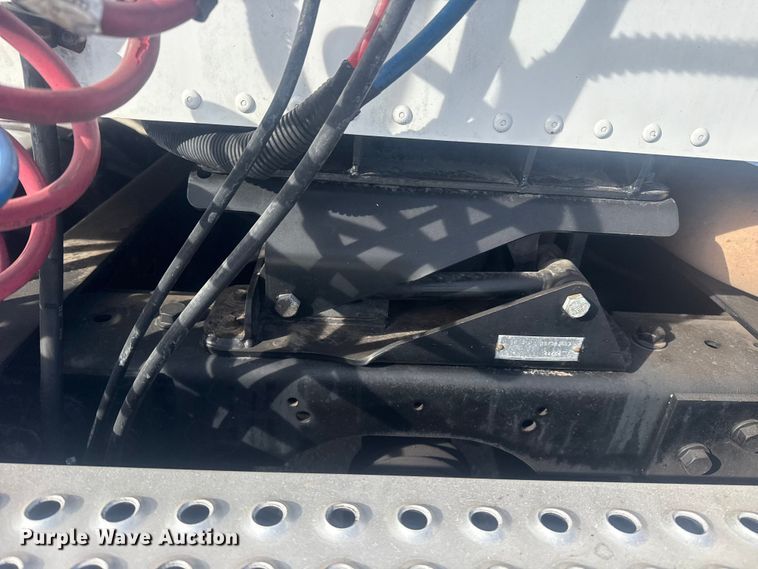 image for item EG2000 2006 International 9400i semi truck