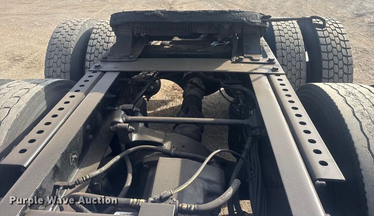 image for item EG2000 2006 International 9400i semi truck