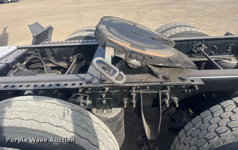 image for item EG2000 2006 International 9400i semi truck