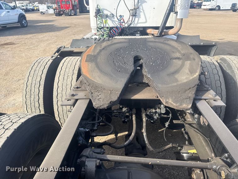 image for item EG2000 2006 International 9400i semi truck