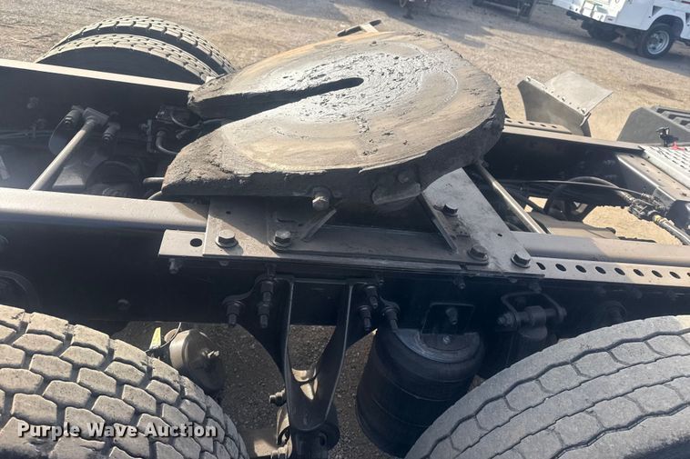 image for item EG2000 2006 International 9400i semi truck