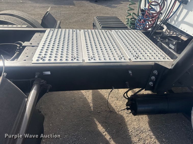 image for item EG2000 2006 International 9400i semi truck