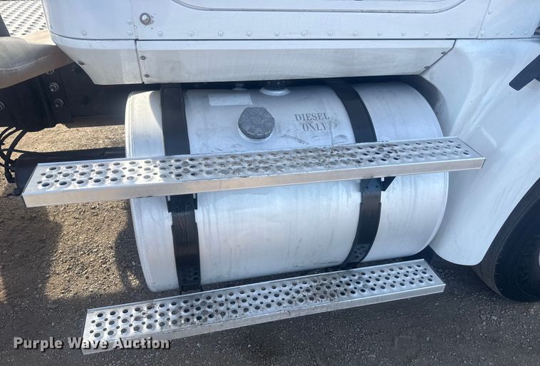 image for item EG2000 2006 International 9400i semi truck