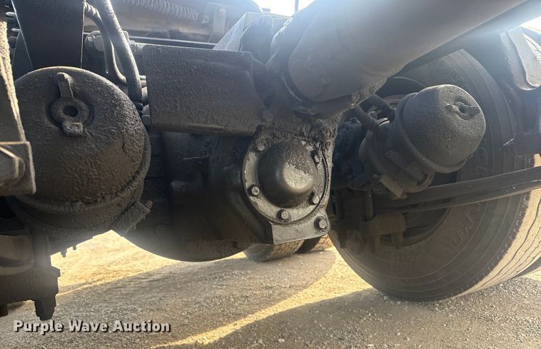 image for item EG2000 2006 International 9400i semi truck