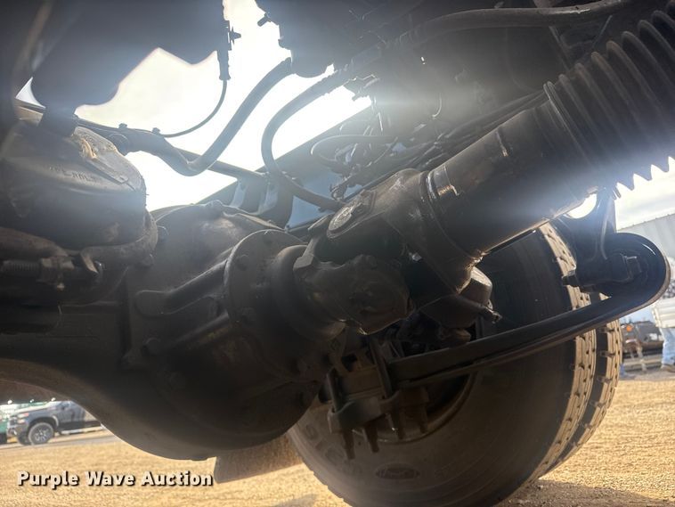 image for item EG2000 2006 International 9400i semi truck