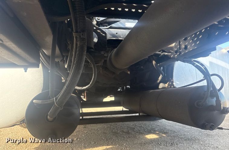 image for item EG2000 2006 International 9400i semi truck