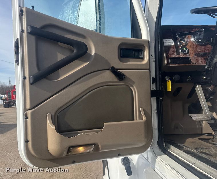 image for item EG2000 2006 International 9400i semi truck