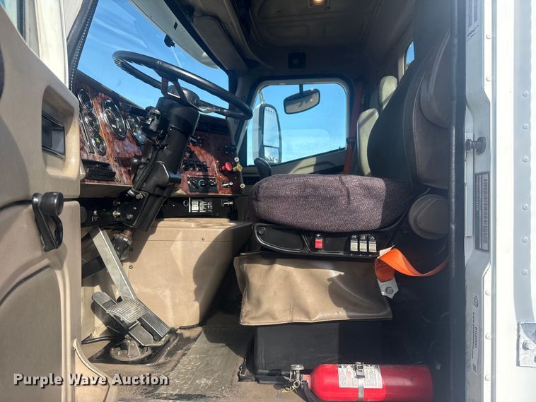 image for item EG2000 2006 International 9400i semi truck