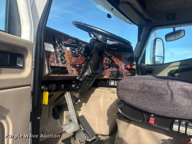 image for item EG2000 2006 International 9400i semi truck