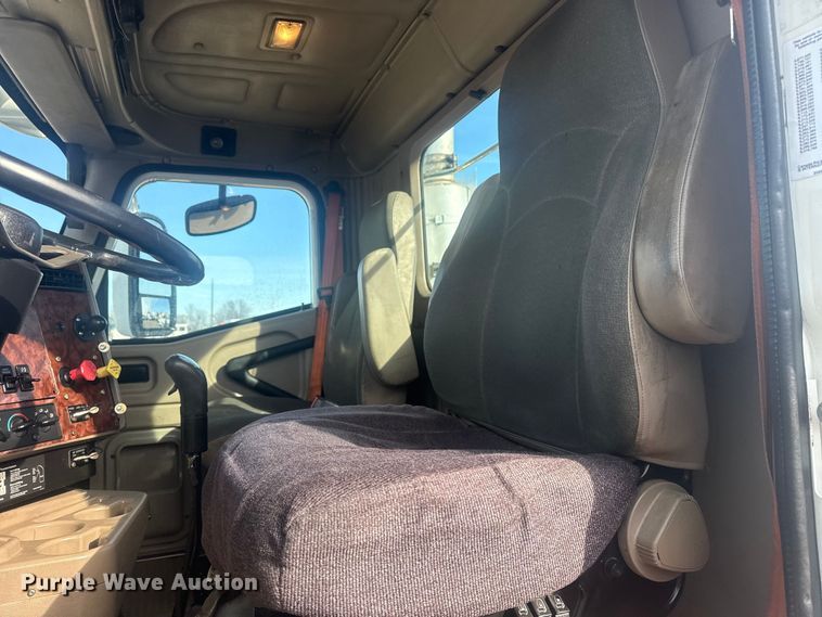 image for item EG2000 2006 International 9400i semi truck