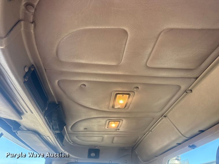 image for item EG2000 2006 International 9400i semi truck