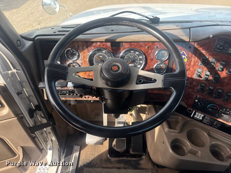 image for item EG2000 2006 International 9400i semi truck