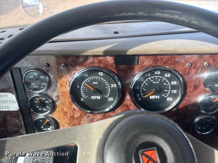 image for item EG2000 2006 International 9400i semi truck