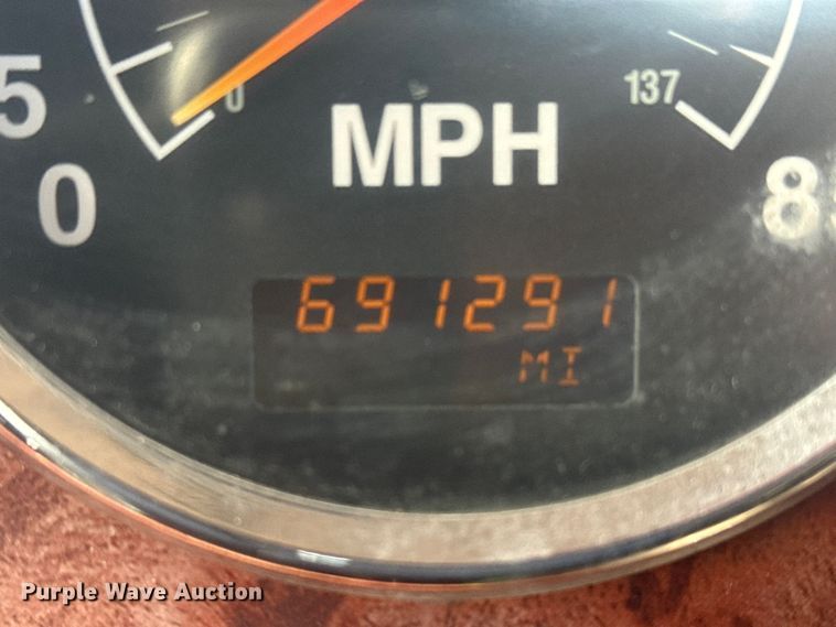 image for item EG2000 2006 International 9400i semi truck