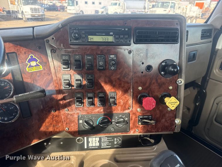 image for item EG2000 2006 International 9400i semi truck