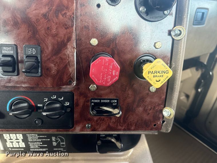 image for item EG2000 2006 International 9400i semi truck