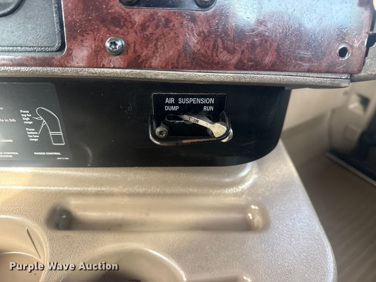 image for item EG2000 2006 International 9400i semi truck