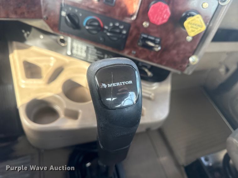 image for item EG2000 2006 International 9400i semi truck