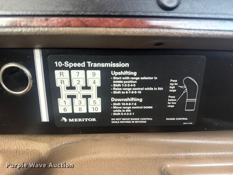 image for item EG2000 2006 International 9400i semi truck