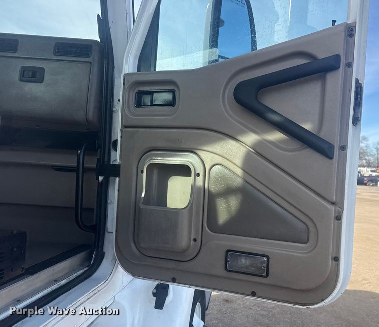 image for item EG2000 2006 International 9400i semi truck