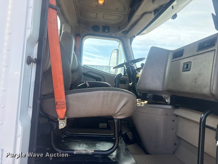 image for item EG2000 2006 International 9400i semi truck