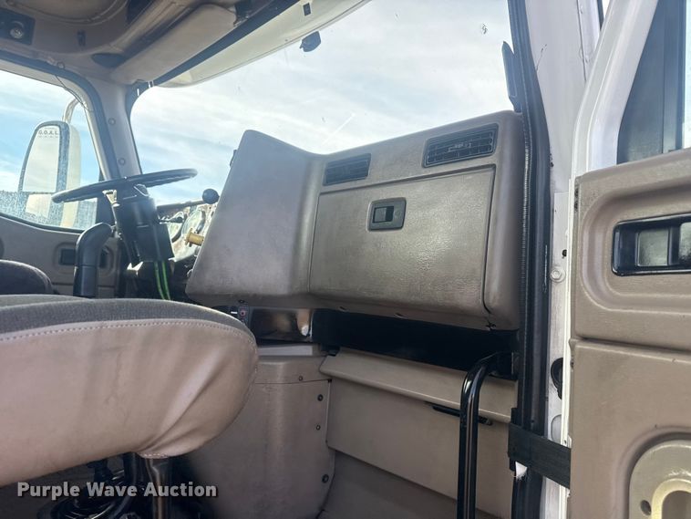 image for item EG2000 2006 International 9400i semi truck