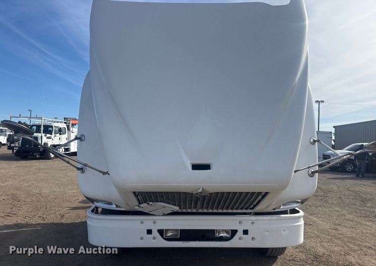 image for item EG2000 2006 International 9400i semi truck