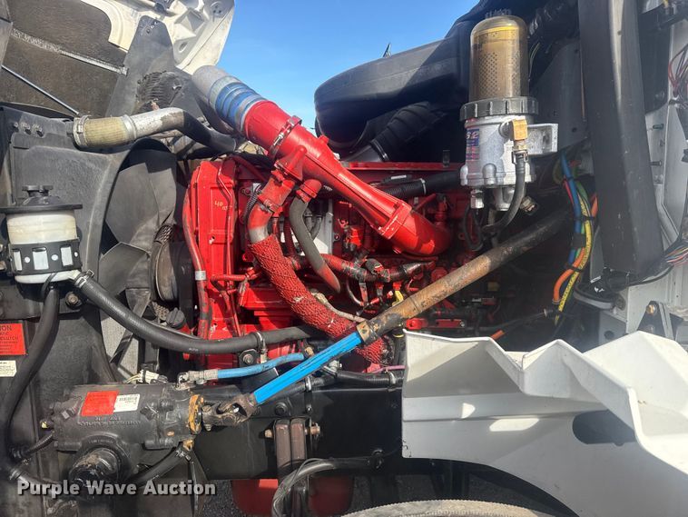 image for item EG2000 2006 International 9400i semi truck