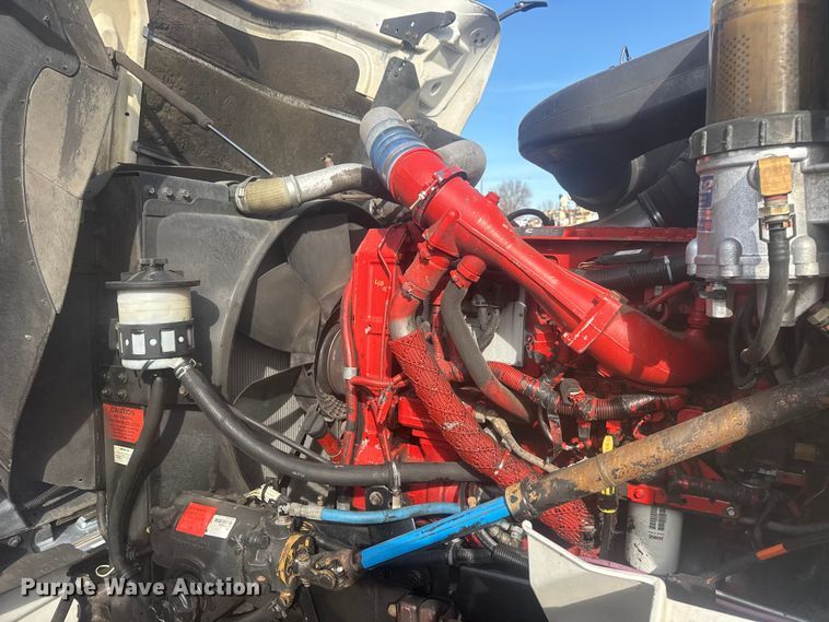 image for item EG2000 2006 International 9400i semi truck