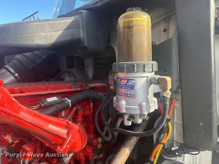 image for item EG2000 2006 International 9400i semi truck