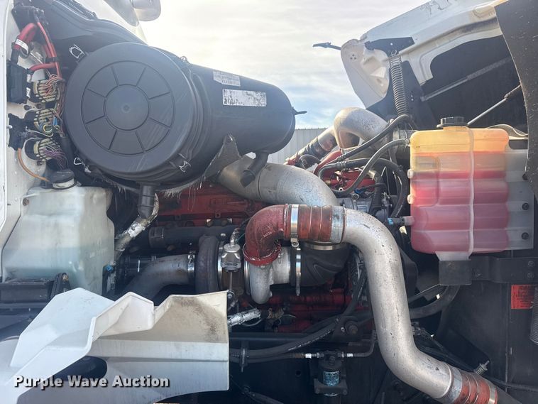 image for item EG2000 2006 International 9400i semi truck