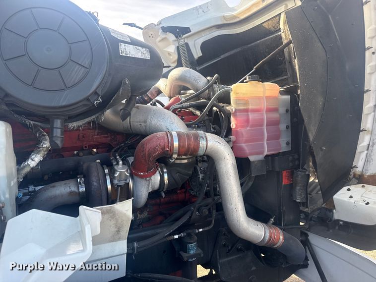 image for item EG2000 2006 International 9400i semi truck