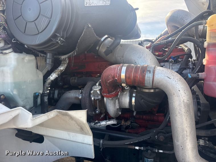 image for item EG2000 2006 International 9400i semi truck