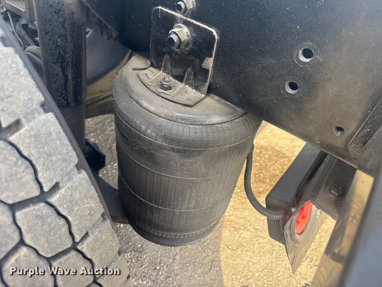 image for item EG2000 2006 International 9400i semi truck