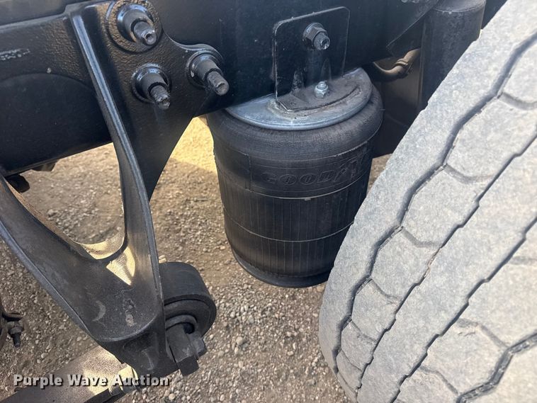 image for item EG2000 2006 International 9400i semi truck