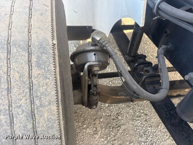 image for item EG2000 2006 International 9400i semi truck