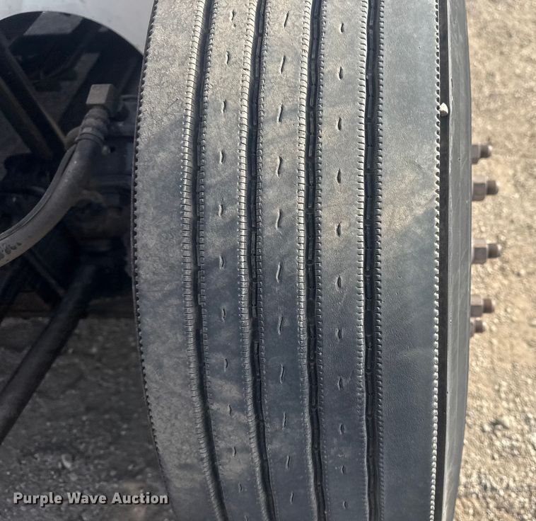 image for item EG2000 2006 International 9400i semi truck