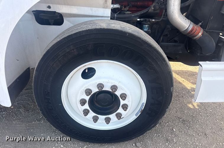 image for item EG2000 2006 International 9400i semi truck