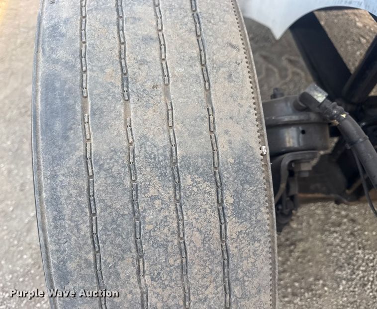 image for item EG2000 2006 International 9400i semi truck