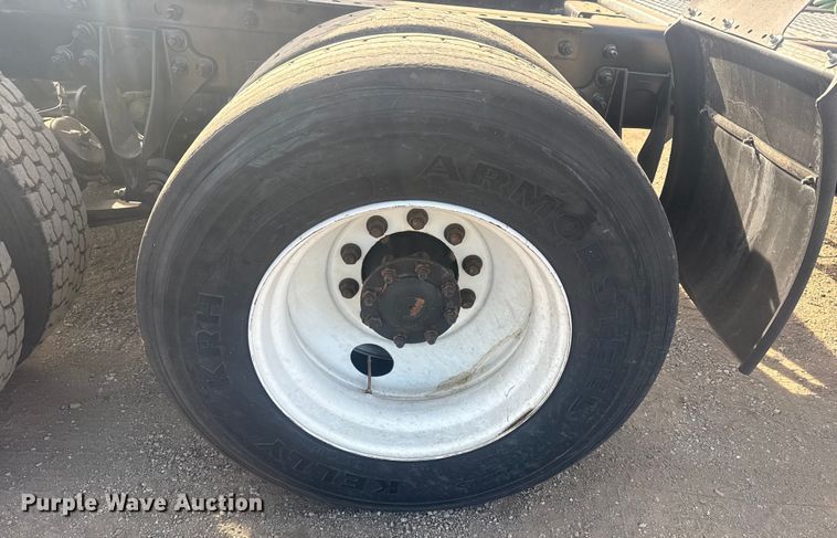 image for item EG2000 2006 International 9400i semi truck