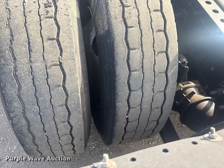 image for item EG2000 2006 International 9400i semi truck