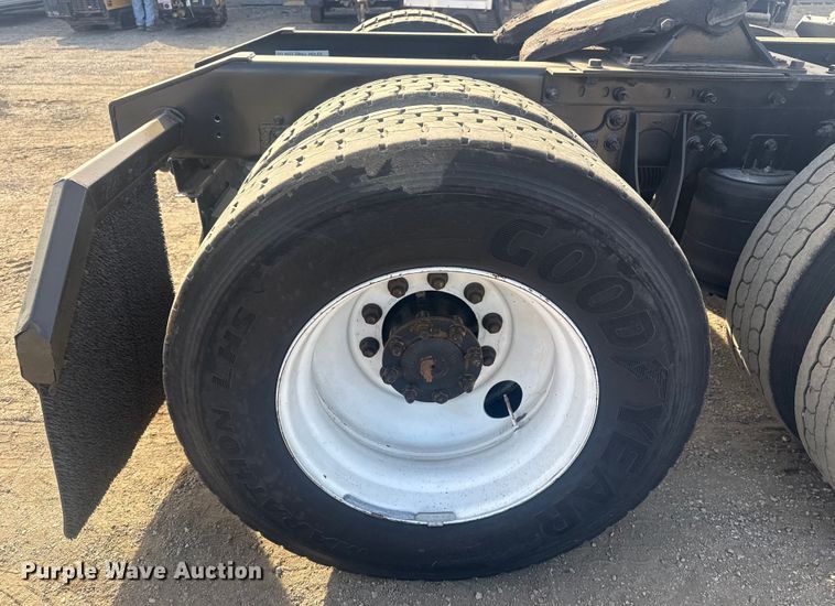 image for item EG2000 2006 International 9400i semi truck