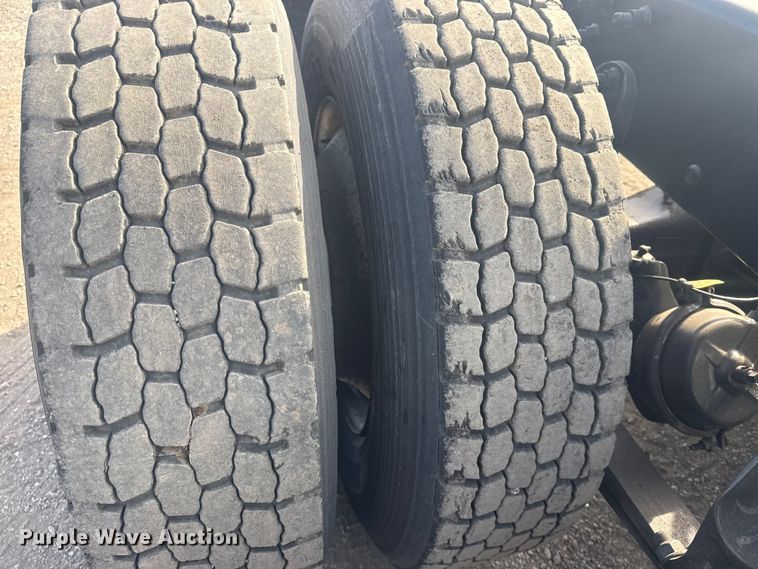 image for item EG2000 2006 International 9400i semi truck