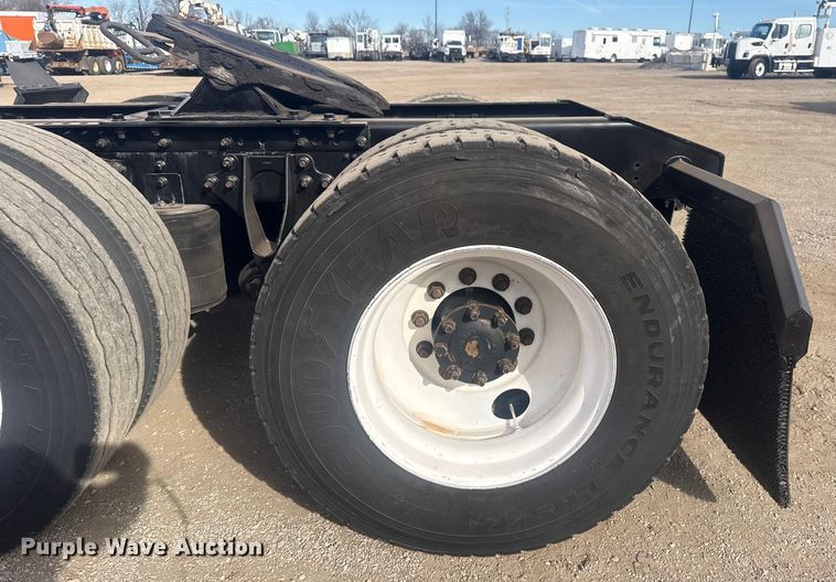 image for item EG2000 2006 International 9400i semi truck