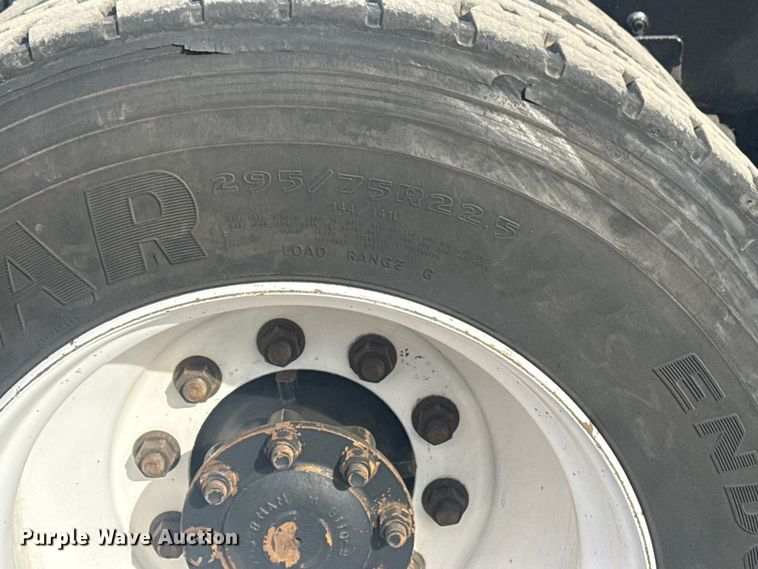 image for item EG2000 2006 International 9400i semi truck