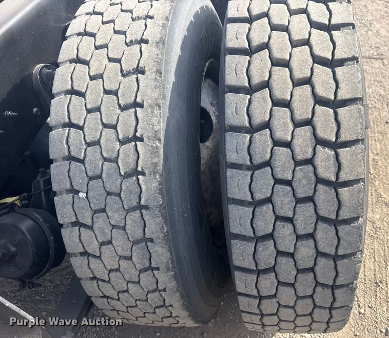 image for item EG2000 2006 International 9400i semi truck