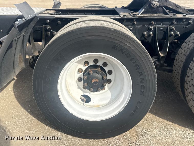 image for item EG2000 2006 International 9400i semi truck